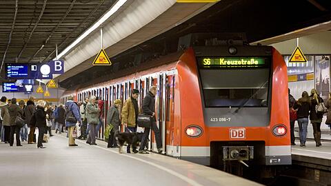 Am Marienplatz rutschte die Frau zwischen S-Bahn und Bahnsteigkante. (Archivbild)