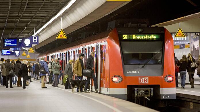 Am Marienplatz rutschte die Frau zwischen S-Bahn und Bahnsteigkante. (Archivbild)
