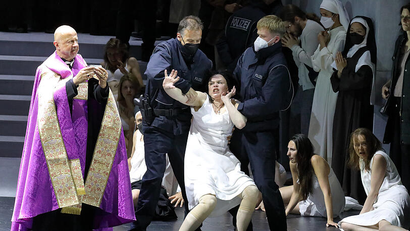 "Die Teufel von Loudun" im Nationaltheater.