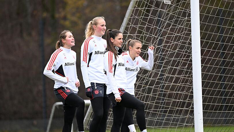 Sydney Lohmann (l-r), Emilie Bragstad, Sarah Zadrazil und Georgia Stanway beim Training auf dem FC Bayern Campus.