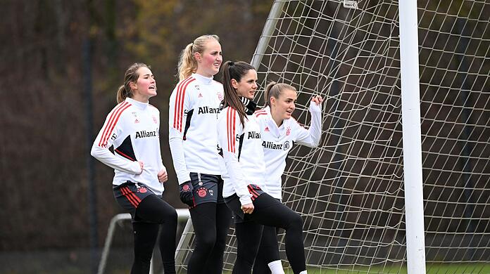 Sydney Lohmann (l-r), Emilie Bragstad, Sarah Zadrazil und Georgia Stanway beim Training auf dem FC Bayern Campus.