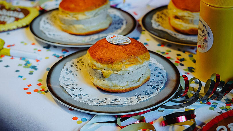 Am Faschingsdienstag beommt die Leberkassemmel in M&uuml;nchen Konkurrenz. An diesem Tag bieten einige M&uuml;nchner Innenstadtwirte f&uuml;r 6,66 Euro den Wei&szlig;wurstkrapfen an.