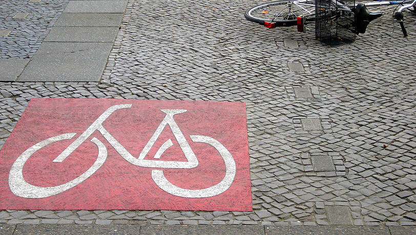 Die Frau befuhr den Radweg laut Polizei entgegen der vorgeschriebenen Fahrtrichtung. (Symbolbild)