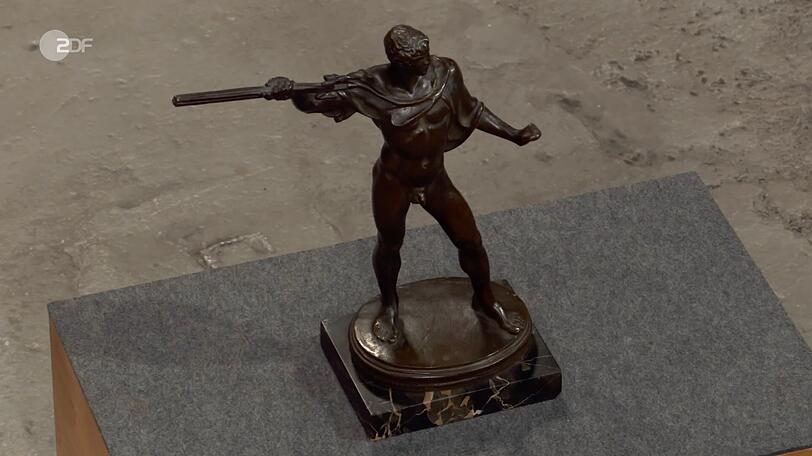 Eine Bronzefigur "Blitzeschleuderer", vermutlich Zeus, wurde von Friederike Werner dem Bildhauer Hubert Netzer zwischen 1911 und 1918 zugeschrieben. Das Modell wurde 1926 gegossen. Die Expertin schätzte den Wert auf 800 bis 1.000 Euro. Gewünscht wurden 800 Euro, doch Susanne Steiger war die Figur 2.000 Euro wert. Eine Bronzefigur "Blitzeschleuderer", vermutlich Zeus, wurde von Friederike Werner dem Bildhauer Hubert Netzer zwischen 1911 und 1918 zugeschrieben. Das Modell wurde 1926 gegossen. Die Expertin schätzte den Wert auf 800 bis 1.000 Euro. Gewünscht wurden 800 Euro, doch Susanne Steiger war die Figur 2.000 Euro wert.
