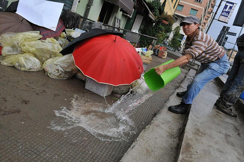 Schwere Unwetter in Italien haben in den letzten zwei Wochen mindestens 16 Menschen das Leben gekostet - Ende des Regens nicht vor Ende der Woche.