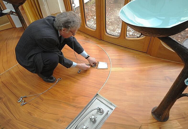 Die Ankleide ist auch ein Bad. Nur wo ist die Badewanne? Raimund Thomas zeigt sie uns.