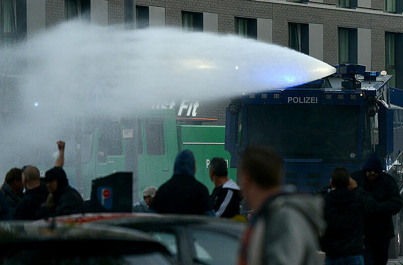 Polizeieinsatz gegen Hooligans in Köln - die Bilder.