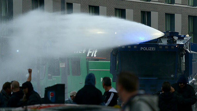 Polizeieinsatz gegen Hooligans in Köln - die Bilder. Polizeieinsatz gegen Hooligans in Köln - die Bilder.