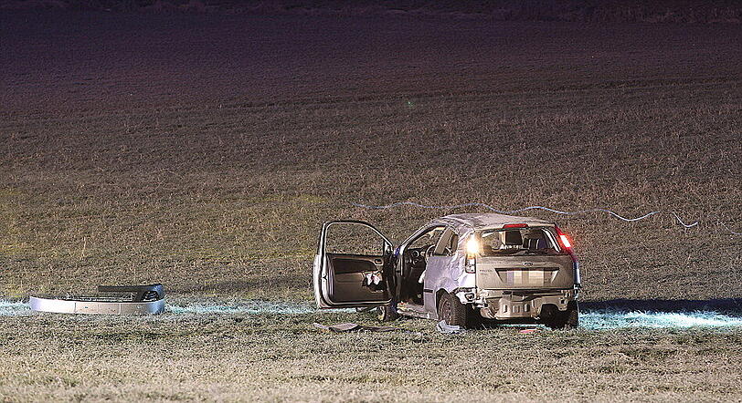 Unfall auf spiegelglatter Straße: Eine 20-Jährige überschlägt sich mit ihrem Fiesta mehrfach.