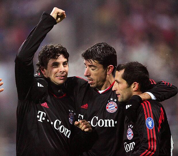 Claudio Pizarro (l.) bringt die Bayern mit zwei Toren in Front. Salihamidzic legt nach. Nur Kolo Touré trifft für die Gunners.