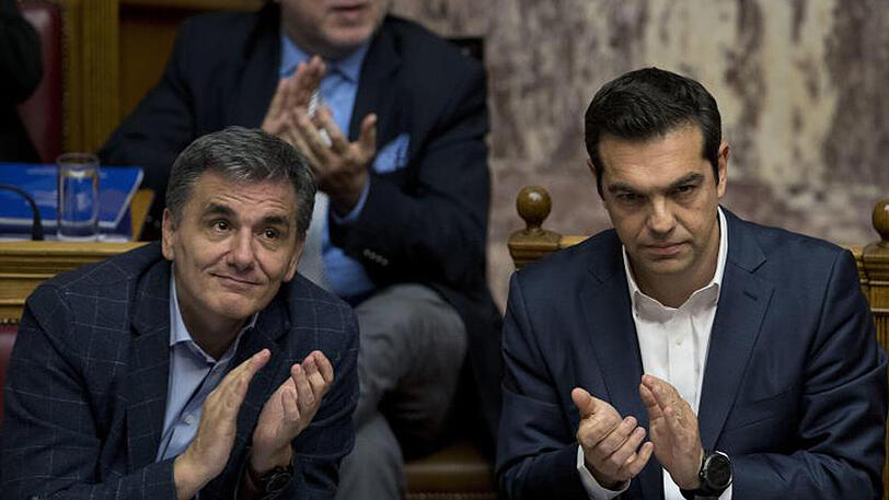 Der griechische Ministerpräsident Alexis Tsipras (r) und Finanzminister Efklidis Tsakalotos (l) im Parlament in Athen.