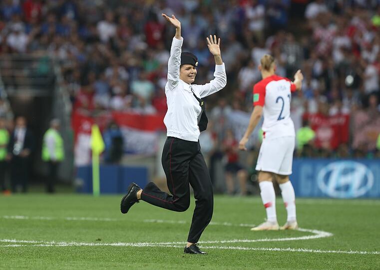 "Pussy Riot" beim WM-Finale. Die Bilder von der Flitz-Einlage in Moskau