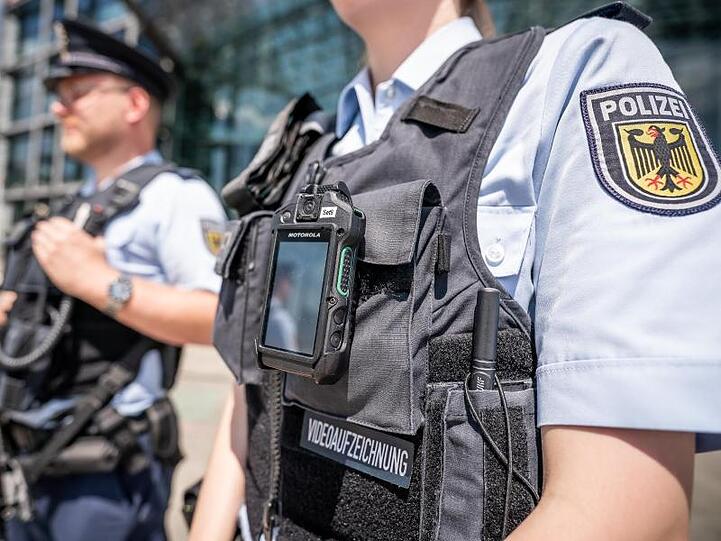 Beamte der Bundespolizei am Berliner Hauptbahnhof. Innenminister Seehofer will Bundespolizisten wieder zu Einsätzen nach Berlin schicken.
