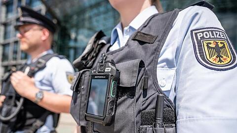 Beamte der Bundespolizei am Berliner Hauptbahnhof. Innenminister Seehofer will Bundespolizisten wieder zu Einsätzen nach Berlin schicken.