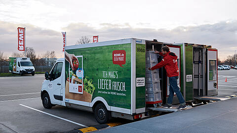 Mit dem REWE Lieferservice kommen die Produkte in bester Bioqualität schnell, frisch und dank niedriger Liefergebühren preiswert beim Kunden an.