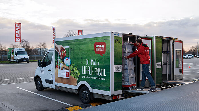 Mit dem REWE Lieferservice kommen die Produkte in bester Bioqualität schnell, frisch und dank niedriger Liefergebühren preiswert beim Kunden an.