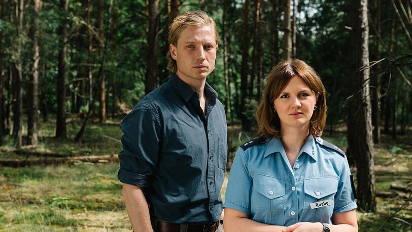 "Die Raaben und das tote Mädchen": Die Geschwister Tonja (Alina Stiegler) und Anton Raabe (Anton Rubtsov) müssen den Mord an einer jungen Frau und die Entführung eines Kleinkindes in einem Waldstück in der Lausitz aufklären