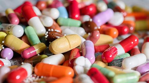 Neue US-Zölle werden nach Angaben der EU-Kommission auch Pharmaunternehmen treffen. (Symbolbild)