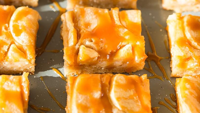 Diese Blondies &uuml;berzeugen mit einem s&uuml;&szlig;en Karamell-Finish.