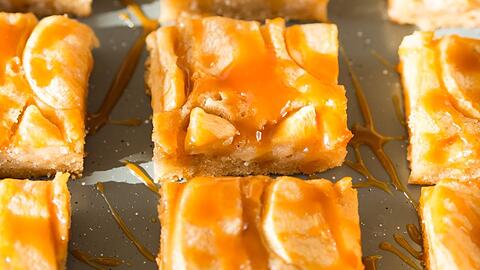 Diese Blondies &uuml;berzeugen mit einem s&uuml;&szlig;en Karamell-Finish.