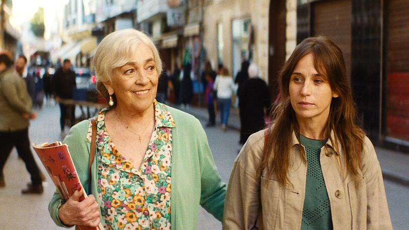 Mar&iacute;a &Aacute;ngeles (Carmen Maura, links) freut sich &uuml;ber den Besuch ihrer Tochter Clara Mu&ntilde;oz (Marta Etura).