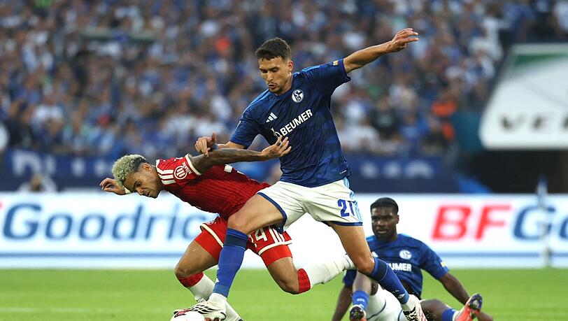 Die Schalker Spieler warfen sich im ersten Bundesliga-Heimspiel seit mehr als drei Jahren in fast jeden Zweikampf. Die Schalker Spieler warfen sich im ersten Bundesliga-Heimspiel seit mehr als drei Jahren in fast jeden Zweikampf.