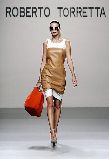 Bei der Fashion Week in Madrid lassen Models für Mercedes-Benz tief blicken. In der Welt der "Stars und Sternchen" gibt es genügend Beispiele für extrem offenherzige Mode - klicken Sie sich in der Bilderstrecke durch die größten Kleiderpannen und Hingucker der Promis.