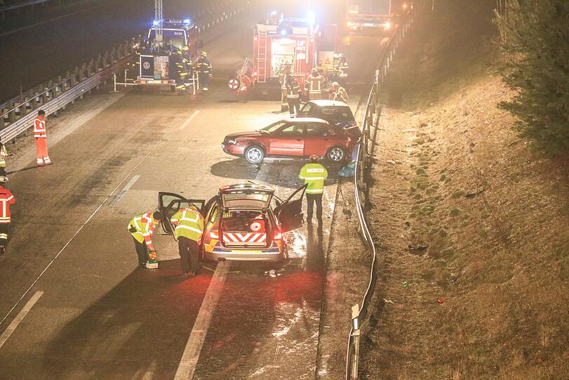 Tragischer Unfall auf der A73: Nach einem leichten Unfall mit Blechschaden wird ein Lkw-Fahrer von einem Auto erfasst und tödlich verletzt.