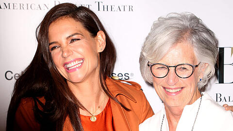 Schauspielerin Katie Holmes (l.) mit ihrer Mutter auf dem roten Teppich