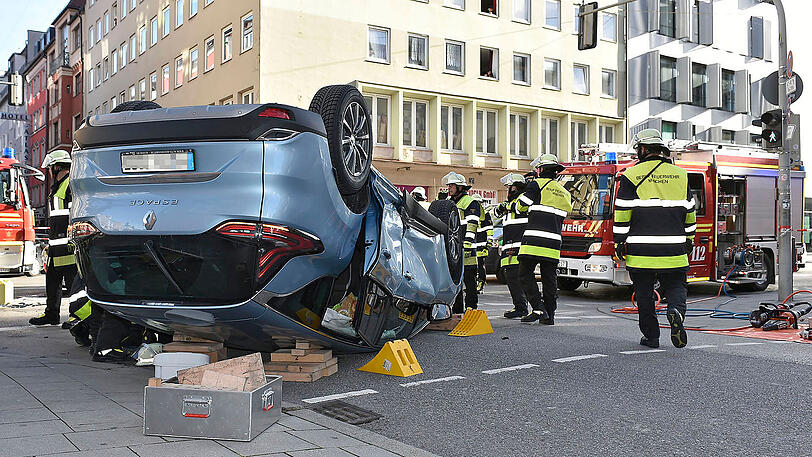 Schwerer Unfall im Bahnhofsviertel - ein Renault krachte in ein Einsatzfahrzeug der Johanniter. Die Bilder.