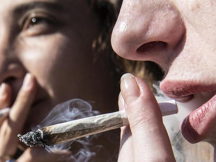 Cannabis-Konsumentinnen: Der CDU-Innenpolitiker Marian Wendt kann sich eine kontrollierte Freigabe von Cannabis vorstellen.