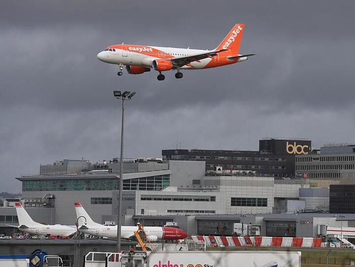 Flugzeug vor der Landung auf dem Flughafen London-Gatwick.