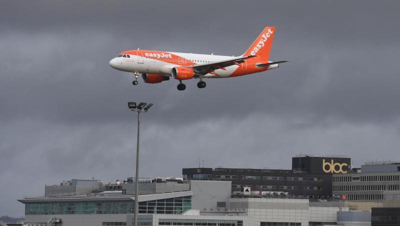 Flugzeug vor der Landung auf dem Flughafen London-Gatwick. Flugzeug vor der Landung auf dem Flughafen London-Gatwick.