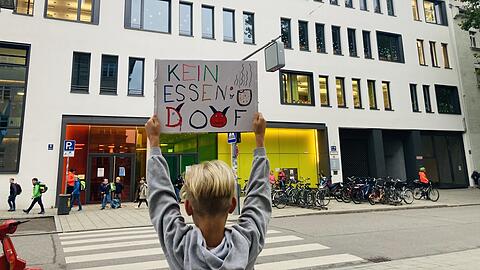 Seit sechs Jahren gibt es in München offene Ganztagsschulen. Doch wegen eines juristischen Hickhacks bekommen dieser Bub und seine Mitschüler kein Mittagessen.