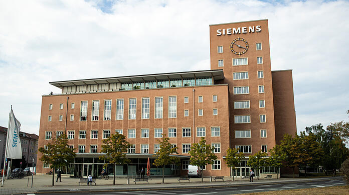 Den Kauf dieser Gebäude beziehungsweise Grundstücke rügt der Oberste Rechnungshof: Der ehemalige "Himbeerpalast" in Erlangen.