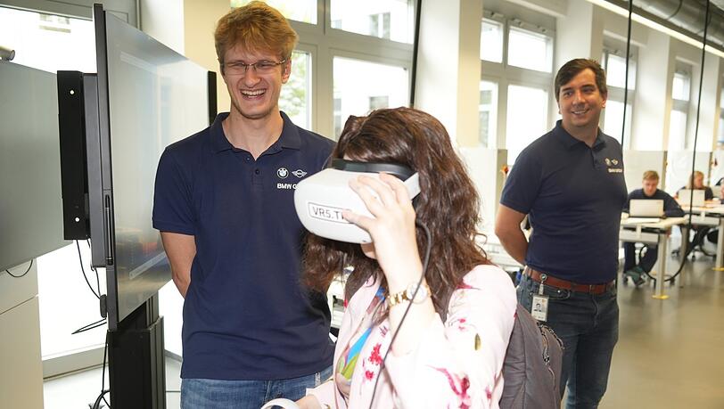 Die VR-Brille, mit der das virtuelle Büro betreten werden kann, muss die Redakteurin auch mal ausprobieren Die VR-Brille, mit der das virtuelle Büro betreten werden kann, muss die Redakteurin auch mal ausprobieren