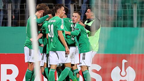 Homburgs Spieler jubeln nach dem Treffer zum 2:1.