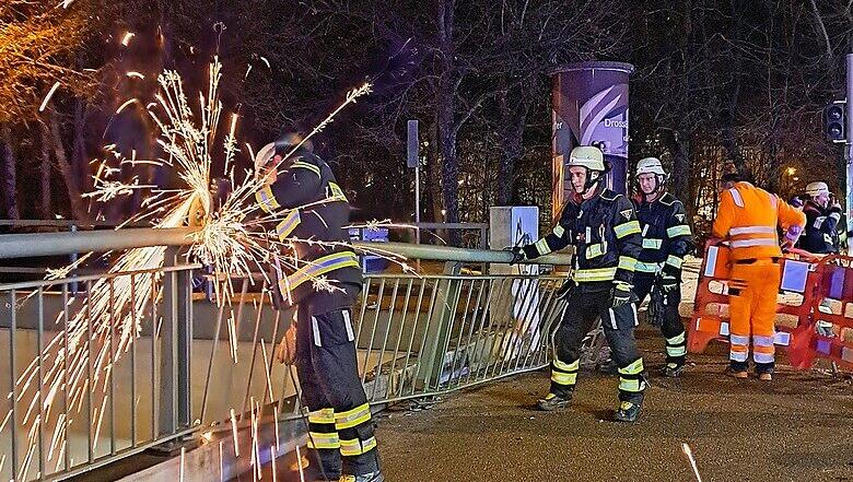 Die Einsatzkr&auml;fte von Feuerwehr und Polizei entschieden, das besch&auml;digte Br&uuml;ckengel&auml;nder vorsichtshalber zu entfernen.