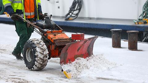 Der Winterdienst ist vielerorts im Einsatz, hier in Hamburg.