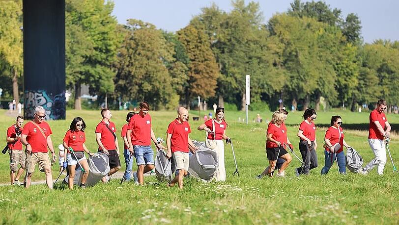 Mit Greifer, Handschuhen und Müllbeutel säubern Freiwillige die Gebiete rund um einen Fluss. Am Sonntag auch an der Isar – Tracht ist aber nicht Pflicht. Mit Greifer, Handschuhen und Müllbeutel säubern Freiwillige die Gebiete rund um einen Fluss. Am Sonntag auch an der Isar – Tracht ist aber nicht Pflicht.