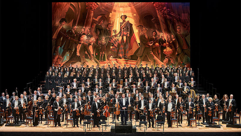 Christian Thielemann und das Orchester der Bayreuther Festspiele vor dem Gemälde von Adam Heat. Christian Thielemann und das Orchester der Bayreuther Festspiele vor dem Gemälde von Adam Heat.