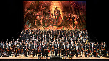 Christian Thielemann und das Orchester der Bayreuther Festspiele vor dem  Gem&auml;lde von Adam Heat.