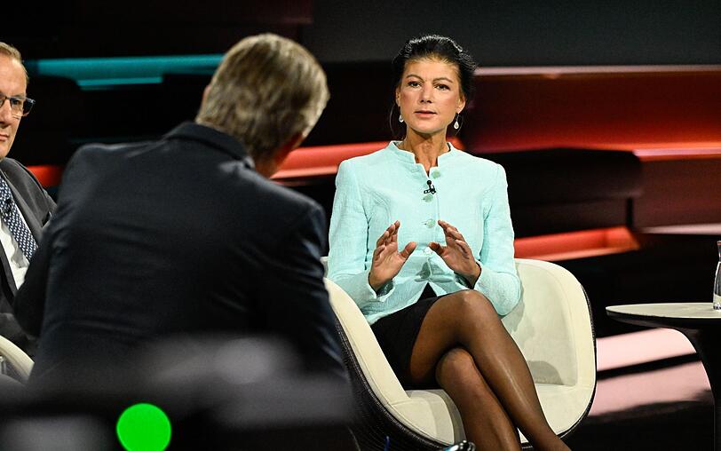 In seinem ZDF-Talk lieferte sich Markus Lanz hitzige Wortgefechte mit Sahra Wagenknecht. In seinem ZDF-Talk lieferte sich Markus Lanz hitzige Wortgefechte mit Sahra Wagenknecht.