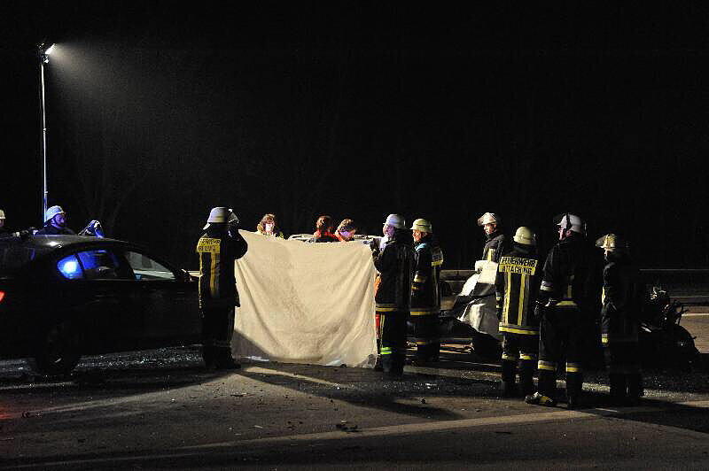 Rettungskräfte im Einsatz nach dem Unfall auf der A 92