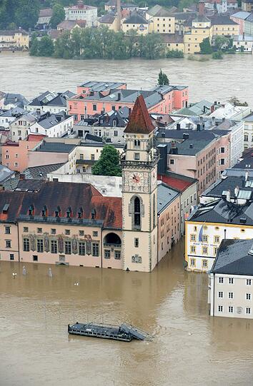 Die Passauer Innenstadt ist komplett überflutet. Von Entspannung kann weiterhin keine Rede sein.