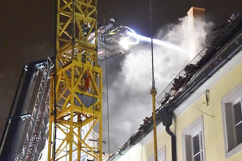 Ein Übergreifen der Flammen auf benachbarte Gebäude konnte die Feuerwehr verhindern.
