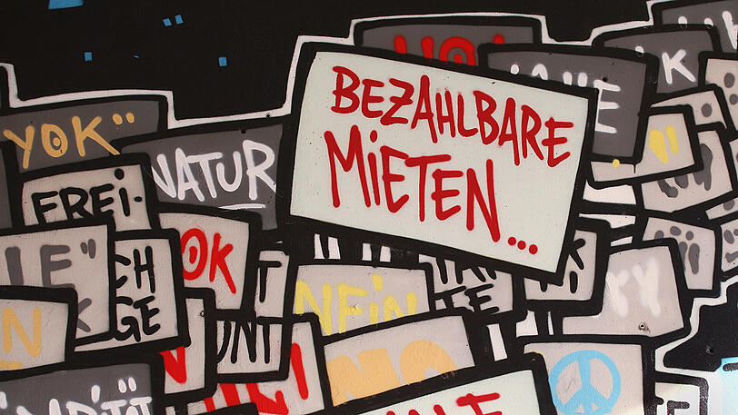 Gerade in Gegenden mit knappen Wohnraum fordern viele bezahlbare Mieten. Die Mietpreisbremse soll rapide Mietanstiege verhindern.