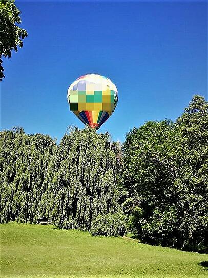 Heißluftballon in Not: Der Wind und die schwindenden Gasvorräte versetzten diesen Ballon in eine missliche Lage - die Bilder vom Einsatz.