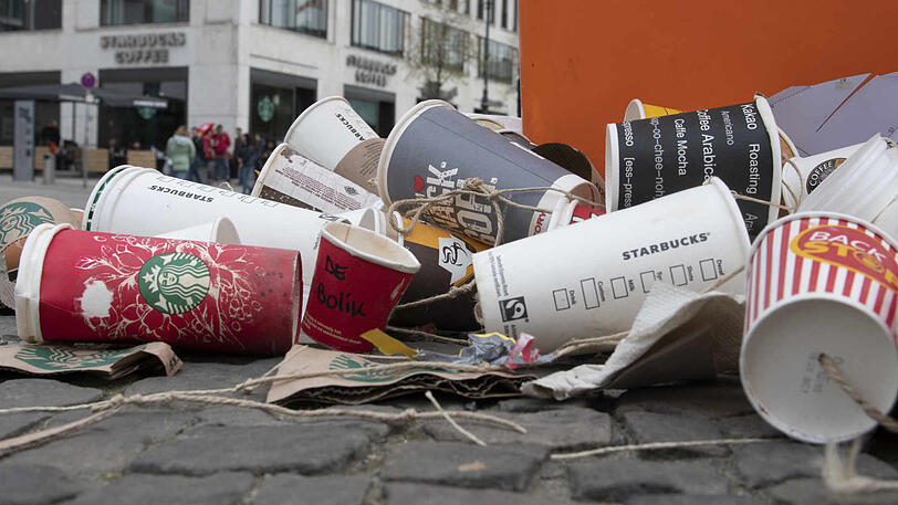 Für einen Pappbecher erhebt Starbucks künftig eine Gebühr von 5 Cent.