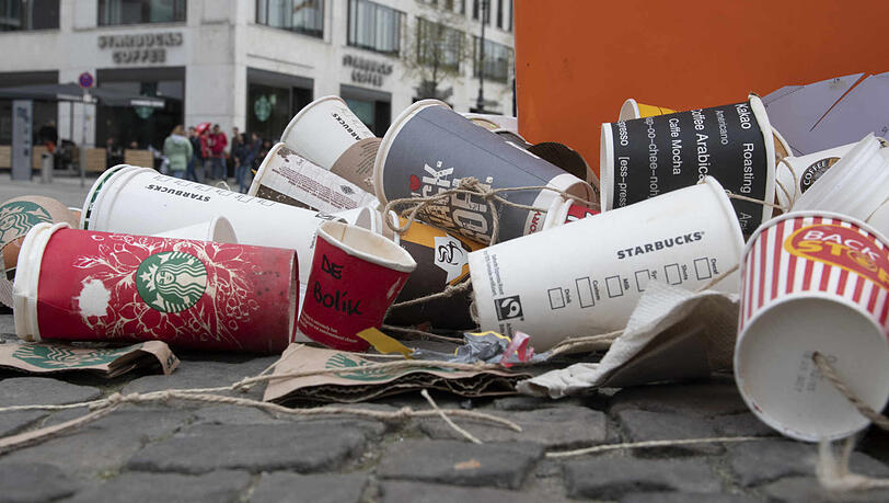 Für einen Pappbecher erhebt Starbucks künftig eine Gebühr von 5 Cent. Für einen Pappbecher erhebt Starbucks künftig eine Gebühr von 5 Cent.